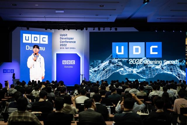 송치형 두나무 회장이 22일 부산항국제전시컨벤션센터(BPEX)에서 열린 ‘업비트 개발자 콘퍼런스(UDC) 2022’ 개막을 알리며 영상을 통해 오프닝 연설을 하고 있다. 두나무 제공