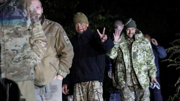러시아와의 포로 맞교환으로 풀려난 우크라이나 병사들이 승리의 V 자를 그려보이고 있다. 로이터 연합뉴스 