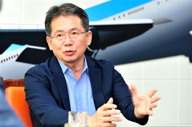 김진열 경북 군위군수가 지난 20일 오전 군청 접견실에서 가진 서울신문과의 인터뷰에서 군정 운영 방향에 대해 설명하고 있다. 군위군 제공