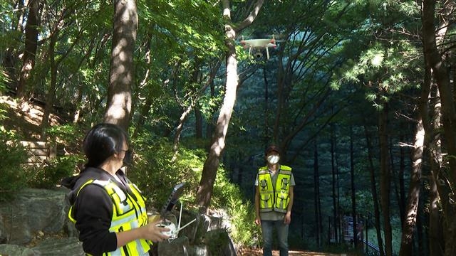 서울 성동구가 매봉산 인근에서 드론을 활용해 안전점검을 하고 있다. 성동구 제공