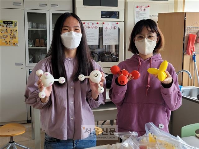 서울맹학교 고3 박현하(왼쪽), 이지민 학생이 22일 한성과학고 학생들이 3D 프린터로 만들어서 전달한 과학 교구를 보여 주고 있다.