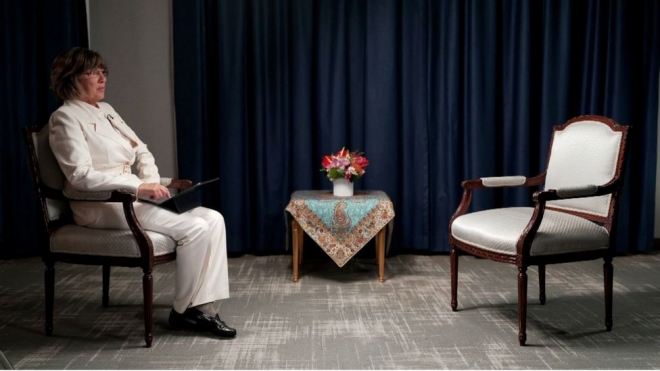 이란계 미국인으로 미국 CNN 앵커이자 국제전문기자인 크리스티안 아만푸어가 21일(현지시간) 에브라힘 라이시 이란 대통령이 인터뷰 장소에 나타나지 않자 텅 빈 의자를 바라보며 우두커니 앉아 있다. 본인 제공