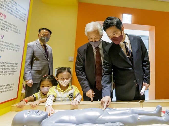 김태우 서울 강서구청장(오른쪽 첫 번째)이 22일 허준박물관 어린이체험실을 찾아 아이들과 함께 혈자리 프로그램을 체험하고 있다. 강서구 제공