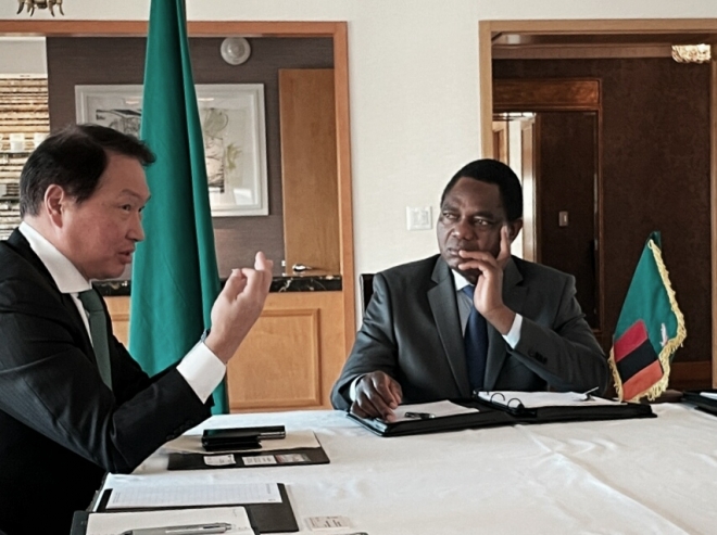 최태원 SK그룹 회장이 지난 20일 미국 뉴욕에서 하카인데 히칠레마 잠비아 대통령과 만나 사업협력 방안을 논의하고 있다. SK 제공