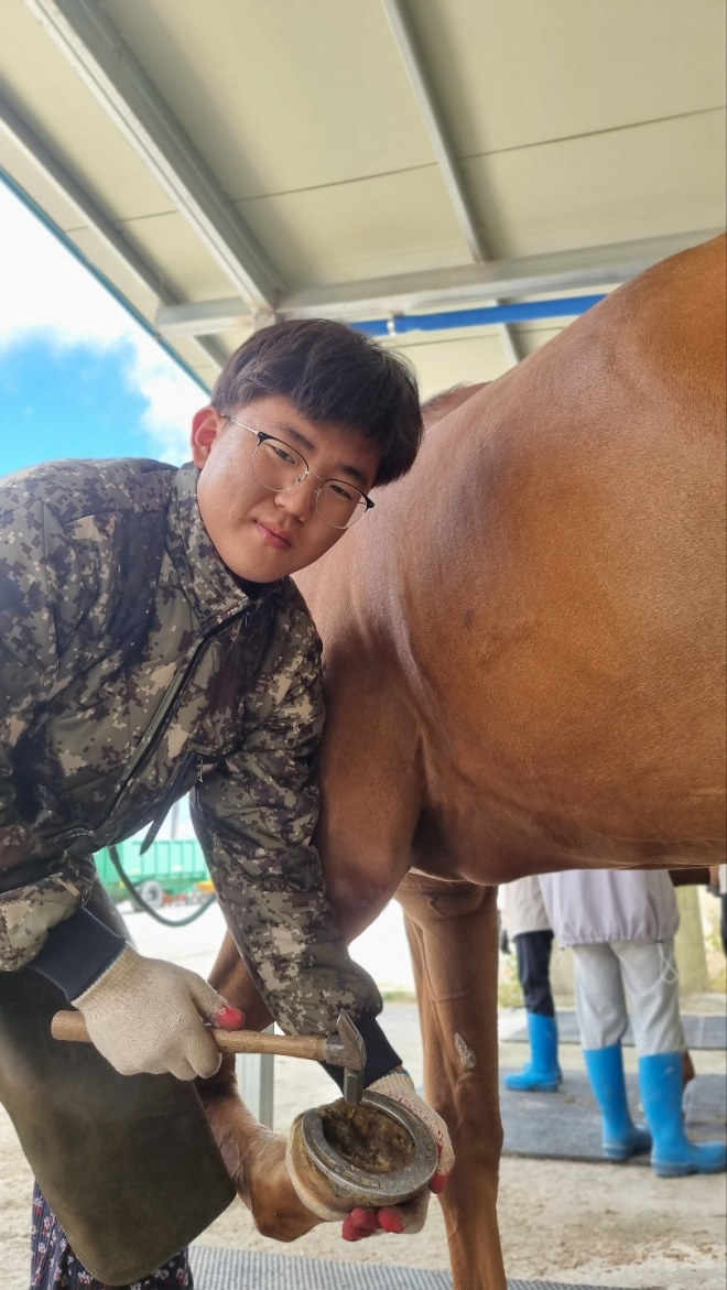 장제사 자격시험에 합격한 김도경(17) 학생
