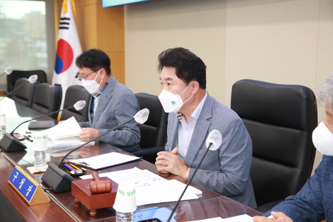 지난 15일 열린 주민참여예산 조정협의회에서 회의를 주재하는 박준희 관악구청장. 관악구 제공