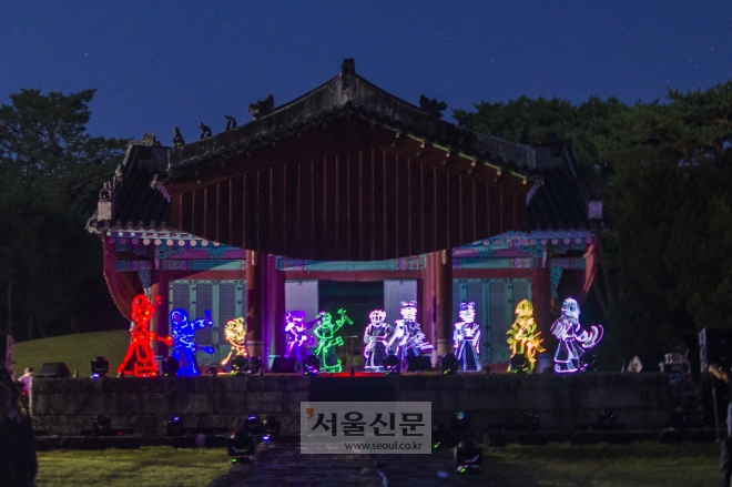 ‘신들의 정원’ 공연에서 선보인 이동형 프로젝션 군무. 류재민 기자
