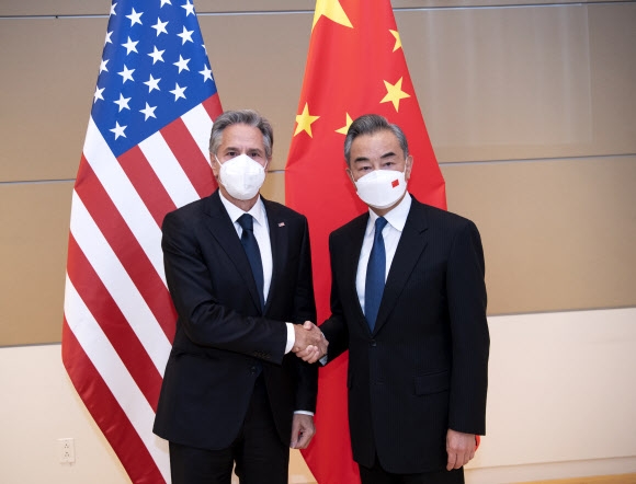 토니 블링컨(왼쪽) 미국 국무장관과 왕이(오른쪽) 중국 국무위원 겸 외교부장이 미국 뉴욕 유엔본부에서 진행한 양자 회담에서 악수하고 있다. 2022.9.23 신화 연합뉴스
