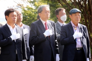 태극기에 경례 하는 하토야마 전 일본 총리