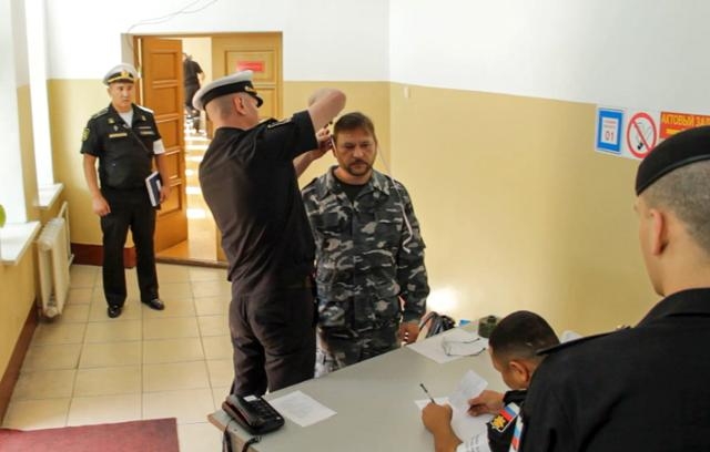 24일 러시아 프리모리 지역에서 한 소집된 한 남성이 신체검사를 하고 있다. 러시아 국방부 제공
