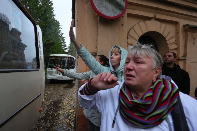 24일 러시아 이바노보주 키네슈마에서 예비군에 동원된 남성들의 친척들이 버스를 타고 떠나는 남성들을 울면서 배웅하고 있다. 연합뉴스