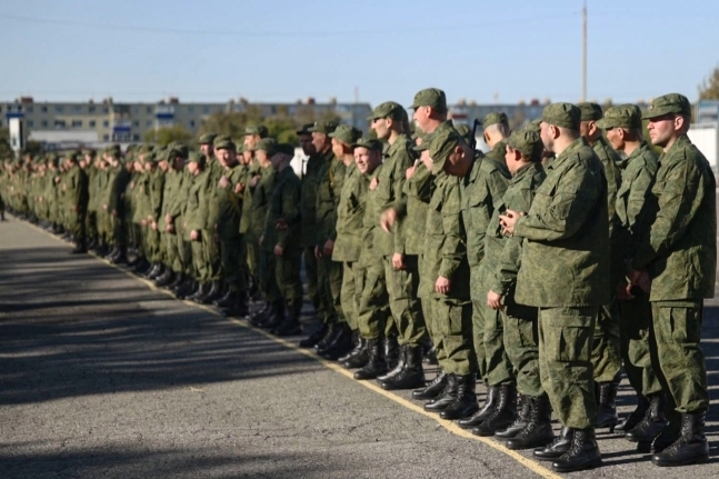 24일 러시아 캄챠카주에서 동원된 예비군들이 개인화기를 지급받기위해 모여있다. 연합뉴스