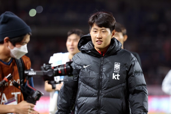 23일 고양종합운동장에서 진행된 대한민국과 코스타리카와 경기에서 벤치를 지킨 이강인이 경기 후 걸어나오고 있다. 연합뉴스