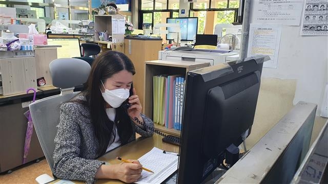 서울 동작구 대방동 ‘3안(안심·안전·안정) 세이프넷’ 사업에 참여한 주민이 담당 취약가정에 전화를 걸어 안부를 확인하고 있다.  동작구 제공