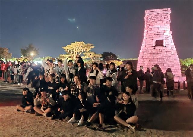 지난 21~23일 경북 경주로 수학여행을 온 충북 충주 남산초등학교 학생들이 첨성대 앞에서 기념촬영을 하고 있다. 경주시 제공