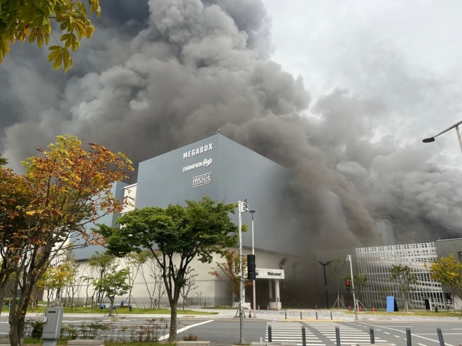 현대프리미엄아울렛 대전점에서 불이 나 연기가 치솟고 있다. 대전소방본부 제공