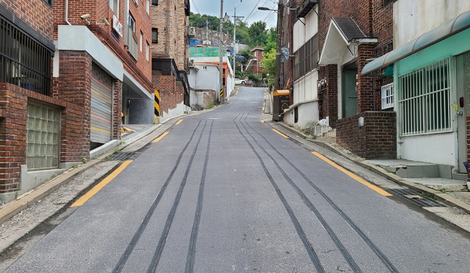 서울 동작구 국사봉1길 214에 ‘자동도로열선’이 설치된 모습. 동작구 제공. 