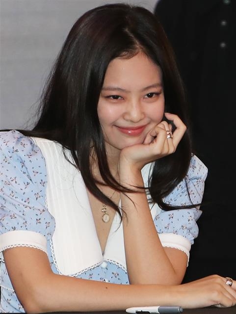 제니, 팬들에 눈빛 조련