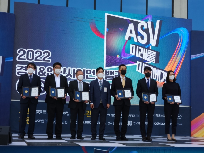 ‘제2회 경기도 과학기술인상’ 수상자 김도균 한양대 교수 등 6명이 시상식 후 기념사진을 찍고 있다. 경기도 제공   