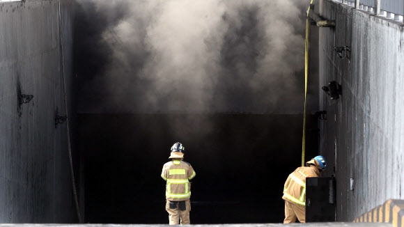 26일 대전 유성구 용산동 현대 프리미엄아울렛 화재로 사상자가 발생한 가운데 지하에서 뿜어져 나오는 유독 가스로 119 구조대원들이 실종사 수색에 어려움을 겪고 있다. 2022.9.26  연합뉴스