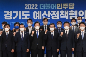 ‘정치적 고향 ’ 경기 찾은 이재명…“지역화폐 예산 삭감 막겠다”