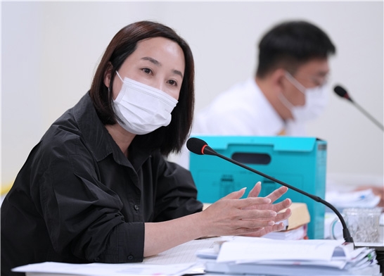 박진희 하남시의회 부의장이 지난 23일 열린 2022년도 행정사무감사에서 집행부에 질의를 하고 있다.