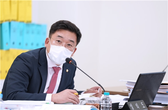 임희도 하남시의회 의원이 2022년도 행정사무감사에서 집행부에 대해 질의하고 있다.
