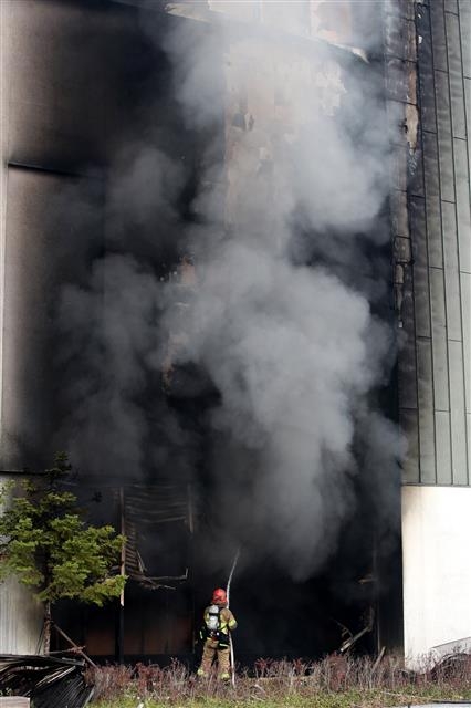 26일 아침 현대프리미엄아울렛 대전점에서 대형 화재가 발생해 소방대원이 진화작업을 벌이고 있다. 뉴스1