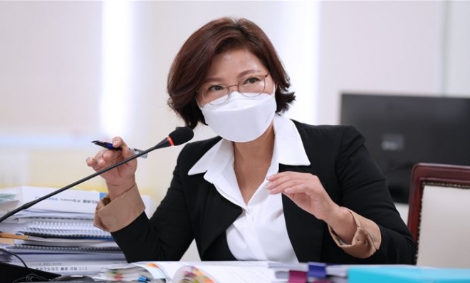 정혜영 하남시의원이 2022년도 행정사무감사 이틀째인 지난 23일 집행부 질의사항에 대한 답변을 청취하고 있다.