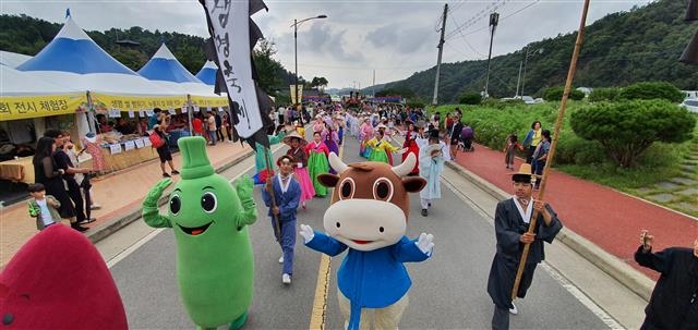 2019년 충북 청주시 오창읍 미래지 테마공원에서 진행된 ‘청원생명축제’의 ‘시집가는 날’ 퍼레이드의 모습. 청주시 제공