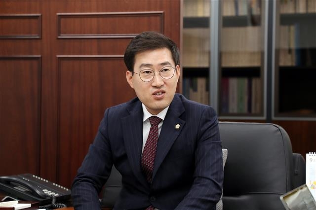 허광행 서울 강북구의회 의장이 지난 20일 서울신문과의 인터뷰에서 앞으로의 구정 활동 방향을 설명하고 있다. 강북구의회 제공
