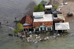 “집 문 열면 바닷물이 출렁”…가라앉는 인도네시아 어촌