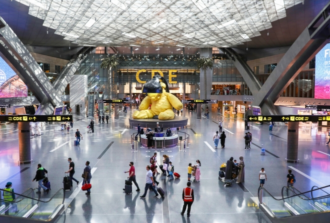 하마드 국제공항에 전시된 스위스 출신 현대미술가 우르스 피셔의 ‘램프 베어’. 카타르 항공 제공.