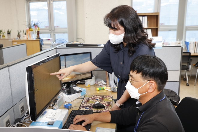 27일 빅데이터관리팀 소속 강철민 주무관이 ‘수의계약 관리시스템’ 프로그램을 살펴보고 있다. 용인시 제공. 