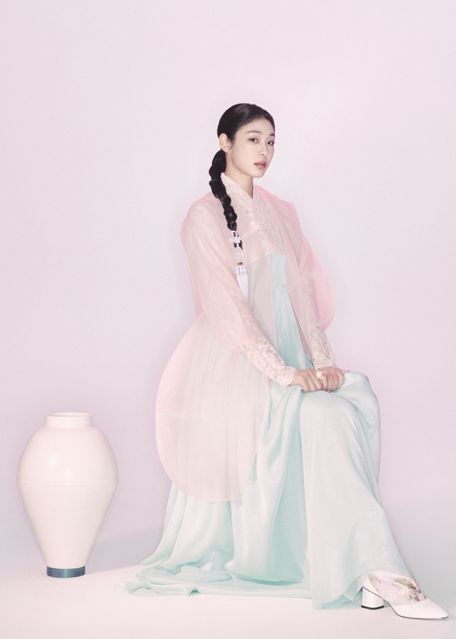 한복 기업 ‘기로에’가 제작한 한복을 입고 있는 김연아 화보. 문화체육관광부 제공