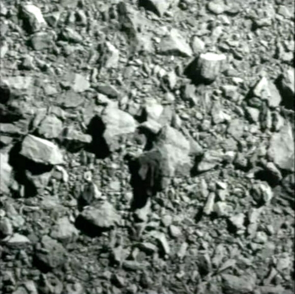 충돌 직전 지표면 탐색 충돌 직전에 찍은 사진에 디모르포스의 표면이 또렷하게 드러나 있다. 미 항공우주국 제공·UPI 연합뉴스