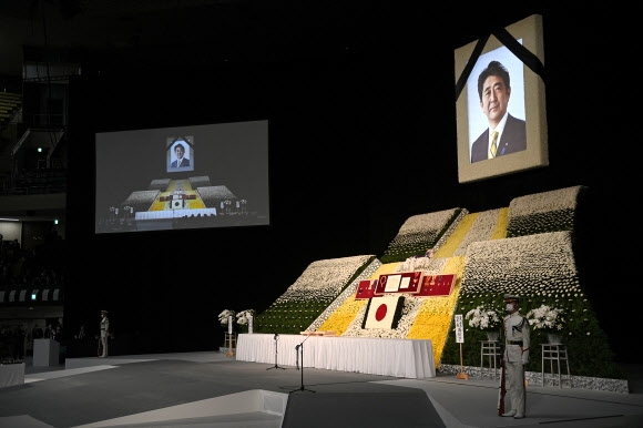 조문 27일 일본 도쿄 지요다구 일본 무도관(니혼 부도칸)에서 열리는 아베 신조 전 총리의 국장(國葬)을 앞두고 아베 전 총리의 영정이 분향소 상단에 걸려 있다.  도쿄 로이터 연합뉴스