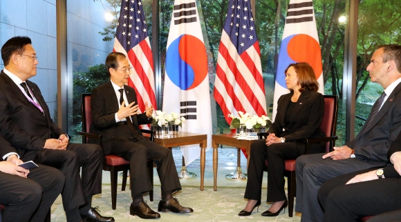 아베 신조 전 일본 총리의 국장에 참석하기 위해 일본을 찾은 한덕수(왼쪽 두 번째) 국무총리와 카멀라 해리스(세 번째) 미국 부통령이 27일 도쿄 오쿠라호텔에서 회담하고 있다. 도쿄 연합뉴스