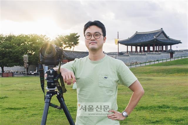 영상의학과 전문의이자 사진이 취미인 서영균씨가 27일 경기 수원화성 동장대 인근에서 고가의 장비와 함께 기념 촬영을 하고 있다.