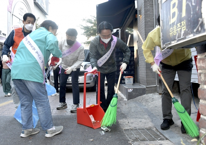 이성헌(오른쪽 두 번째) 서울 서대문구청장이 지난 21일 오전 7시 신촌동에서 주민들과 함께 청소를 하고 있다. 서대문구 제공 