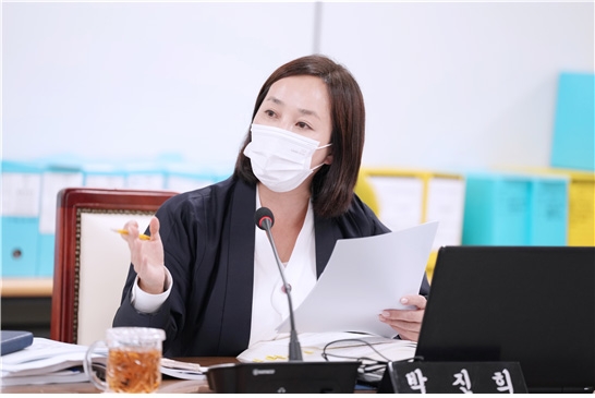 박진희 하남시의회 부의장이 지난 26일 열린 2022년도 하남문화재단 행정사무감사에서 질의하고 있다.