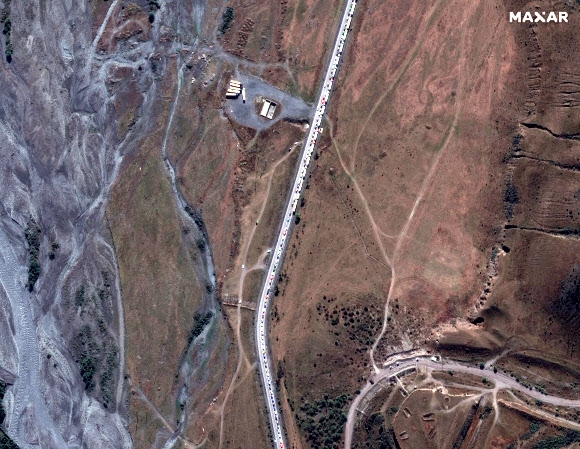 25일(현지시간) 조지아와 접한 러시아 국경선 인근에 차들이 몰려 있는 모습을 인공위성으로 촬영한 사진. 연합뉴스