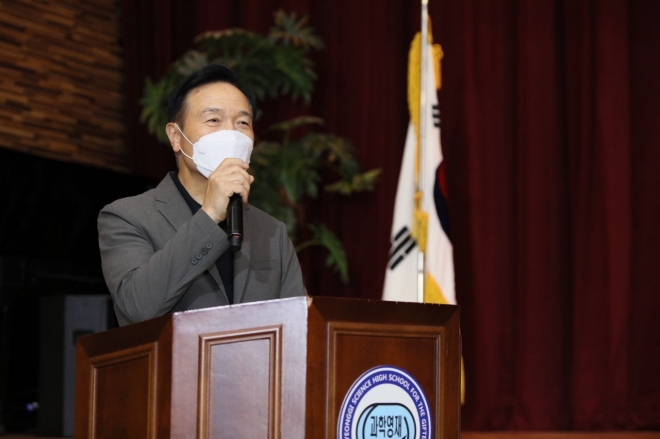 임태희 경기도교육감이 28일 경기과학고등학교에서 열린 토론회에 참석해 학생인권조례 개정 당위성을 설명하고 있다. 경기도교육청