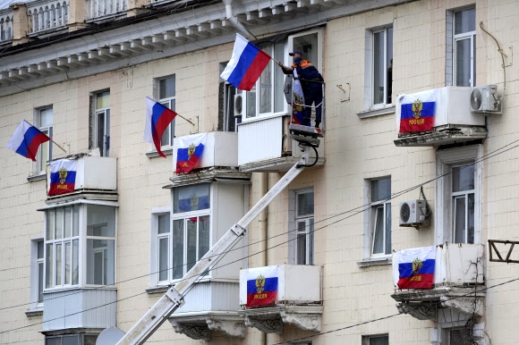 우크라 루한스크에 휘날리는 러 국기 