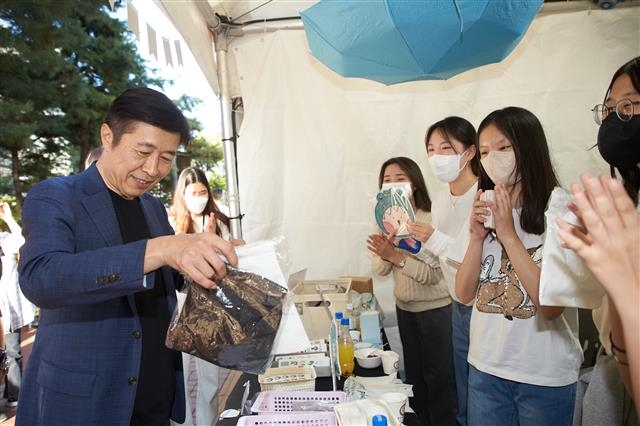 전성수(맨 왼쪽) 서초구청장이 지난 23일 서울 서초구청 광장에서 열린 ‘나눔과 회복의 서리풀 바자회’에서 부스를 둘러보고 있다. 서초구 제공