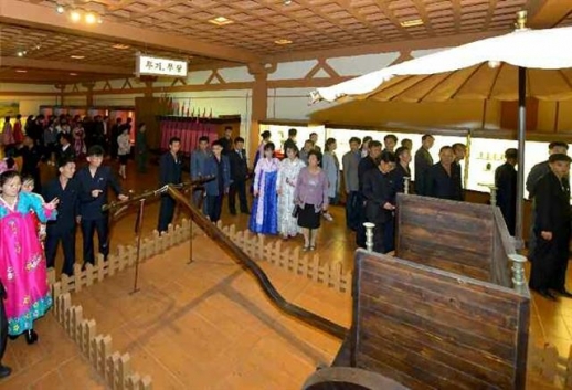 새로 건설된 ‘락랑박물관’ 돌아보는 북한 주민들