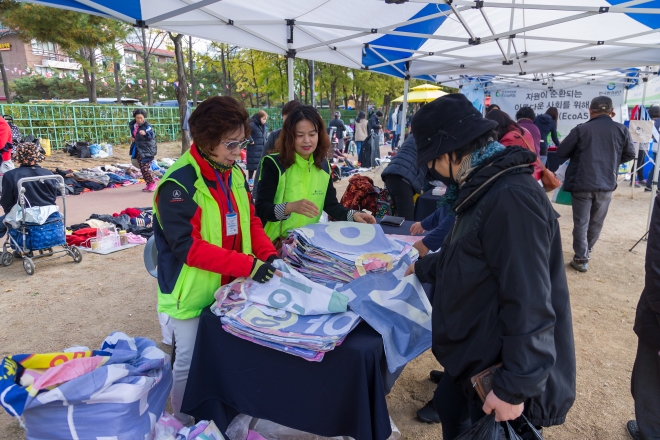 지난 2019년 열린 강서구 까치나눔장터에서 주민들이 중고 물품들을 둘러보고 있다. 강서구 제공