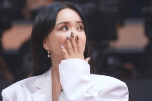 엄정화 “갑상선암 수술 후 노래 못해 겁나”