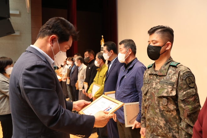 박준희 서울 관악구청장이 지난 28일 유공 구민 표창을 수여하고 있다. 관악구 제공.