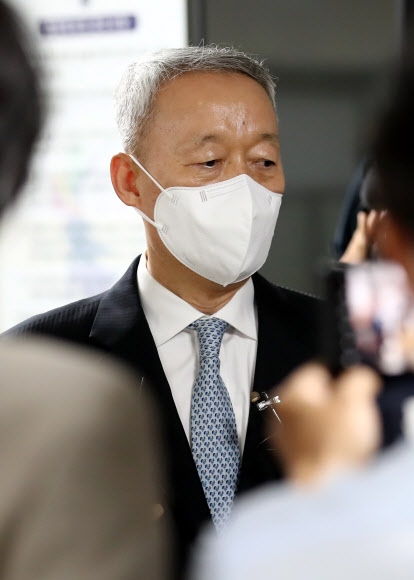 Former Trade, Industry and Energy Minister Baek Un-gyu, who appeared in Daejeon Court in connection with the early closure of the Wolsong No. 1 Nuclear Power Plant, etc.  Seoul db newspaper